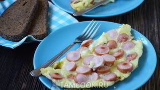 Омлет с сосисками на сковороде