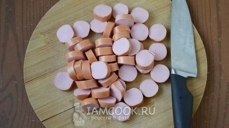 омлет с сосисками на сковороде