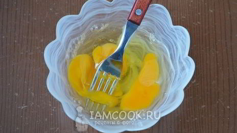 омлет с сосисками на сковороде