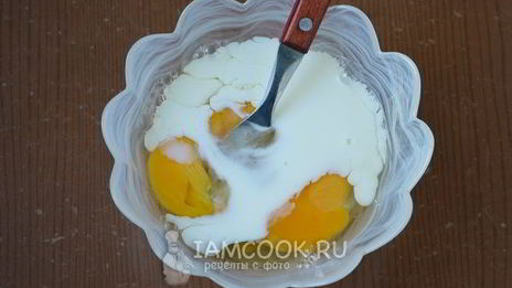 омлет с сосисками на сковороде