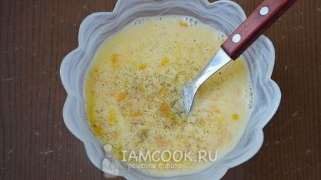 омлет с сосисками на сковороде