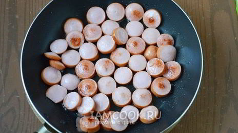 омлет с сосисками на сковороде