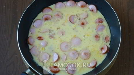 омлет с сосисками на сковороде