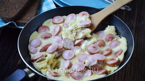 омлет с сосисками на сковороде