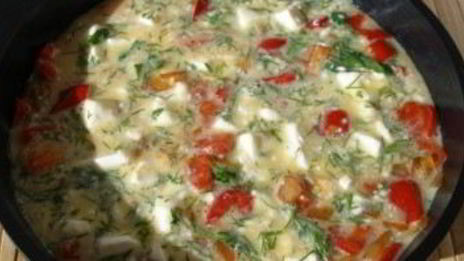 омлет с сыром и помидорами на сковороде