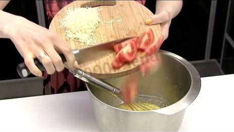 омлет с сыром и помидорами в микроволновке