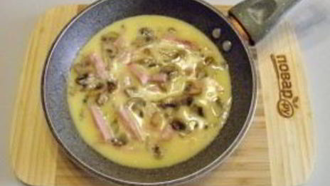 омлет с ветчиной, грибами и сыром