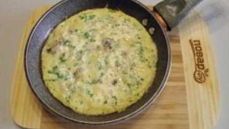 омлет с ветчиной, грибами и сыром