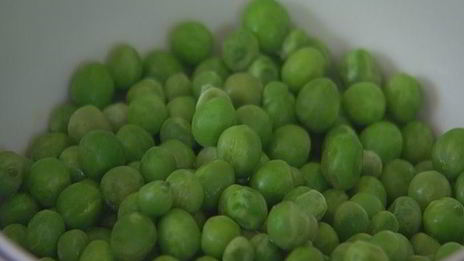 омлет с зеленым горошком, картофелем и сыром