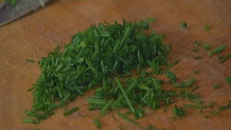 омлет с зеленым горошком, картофелем и сыром