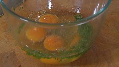 омлет с зеленым горошком, картофелем и сыром