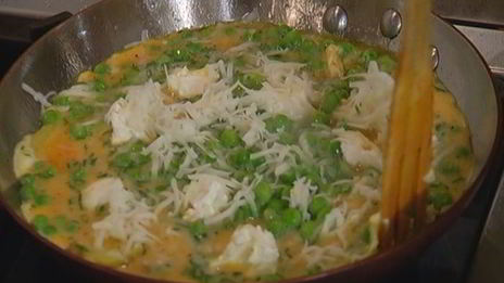 омлет с зеленым горошком, картофелем и сыром