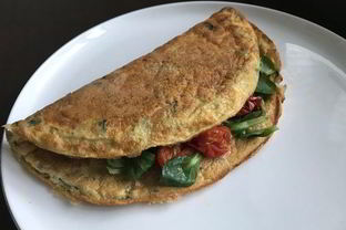 Омлет со шпинатом и помидорами черри