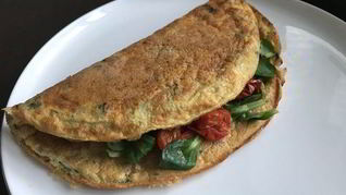 Омлет со шпинатом и помидорами черри