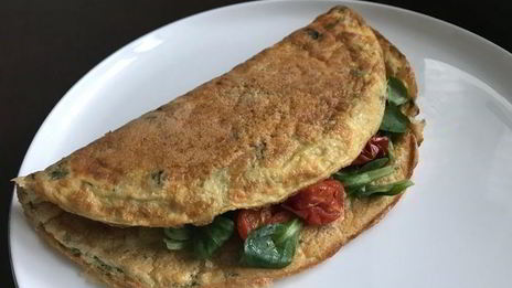 омлет со шпинатом и помидорами черри