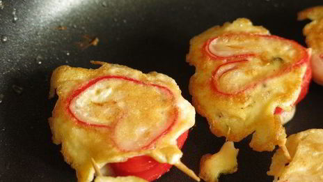 омлетики сердца с крабовыми палочками