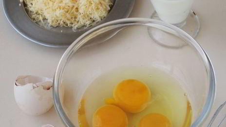 пышный омлет с сыром на сковороде