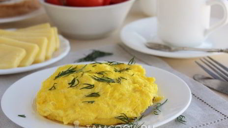 пышный омлет с сыром на сковороде