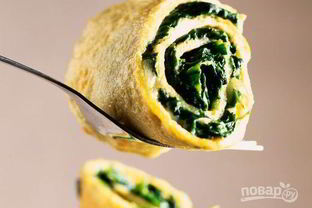 Рулетики из омлета с грибами и шпинатом