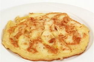 Сладкий омлет с яблоками в глазури