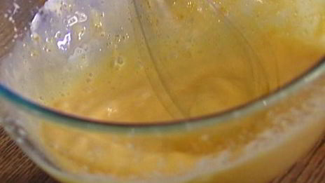 сладкий омлет со сметаной и яблоками