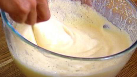 сладкий омлет со сметаной и яблоками