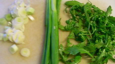 зеленый омлет со стручковой фасолью, руколой и зеленым луком