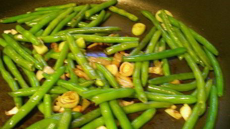 зеленый омлет со стручковой фасолью, руколой и зеленым луком