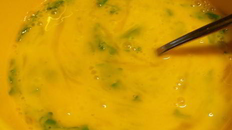 зеленый омлет со стручковой фасолью, руколой и зеленым луком