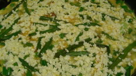 зеленый омлет со стручковой фасолью, руколой и зеленым луком