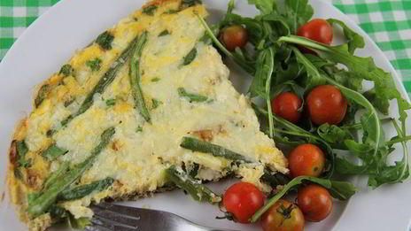 зеленый омлет со стручковой фасолью, руколой и зеленым луком