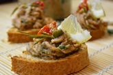 Фасолевый паштет с вялеными томатами и каперсами