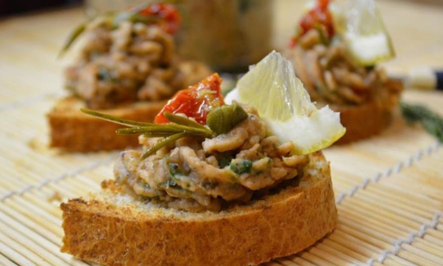 Рецепт фасолевого паштета с вялеными томатами и каперсами