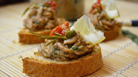 фасолевый паштет с вялеными томатами и каперсами