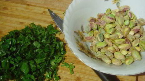 куриный паштет с фисташками, запеченный в тесте