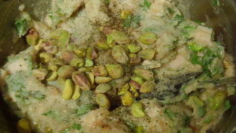 куриный паштет с фисташками, запеченный в тесте