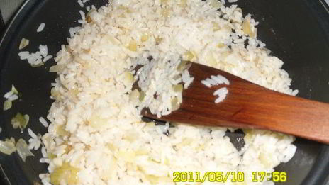 мясные паштетики с рисом и зеленым горошком