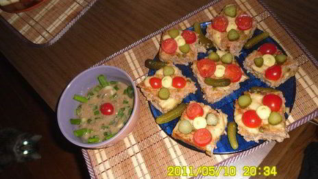 мясные паштетики с рисом и зеленым горошком