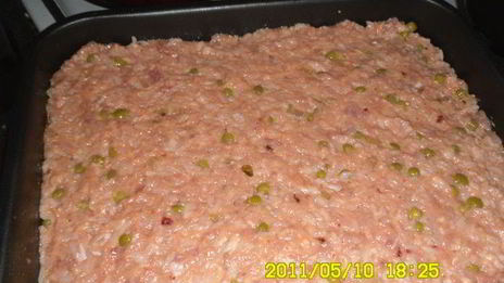 мясные паштетики с рисом и зеленым горошком