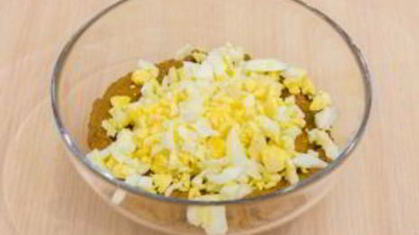 паштет из куриной печени с паприкой и яйцами