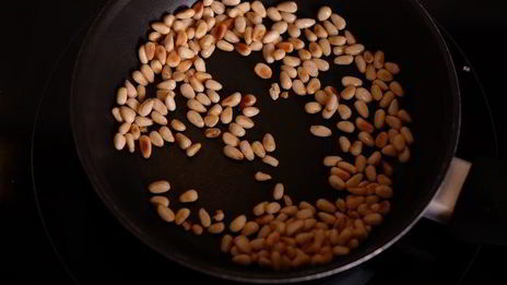 печеночный паштет с творожным сыром и кедровыми орешками