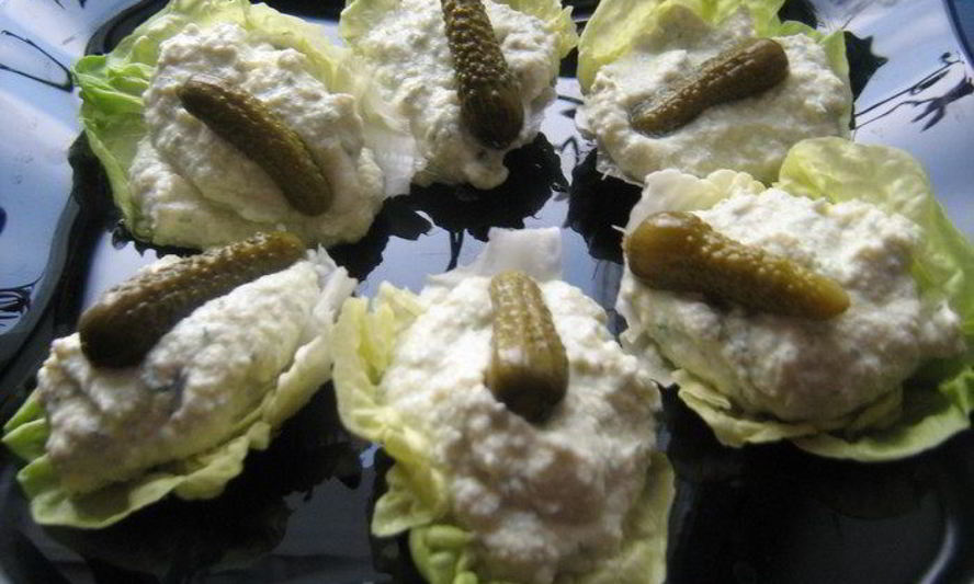 Рецепт яичного паштета с корнишонами