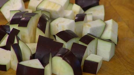 пенне с баклажанами, помидорами и сулугуни