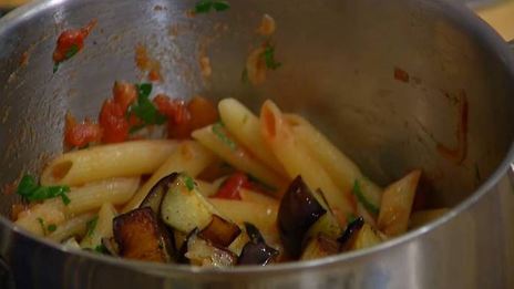 пенне с баклажанами, помидорами и сулугуни