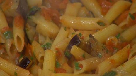 пенне с баклажанами, помидорами и сулугуни