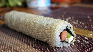 Домашние роллы с красной рыбой и авокадо