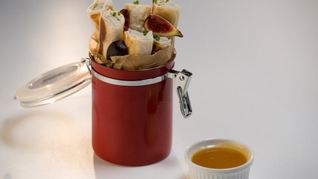 Креветочные роллы с инжиром и острым апельсиновым соусом