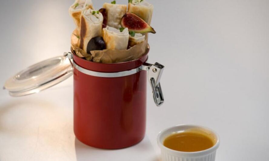 Рецепт креветочных роллов с инжиром и острым апельсиновым соусом