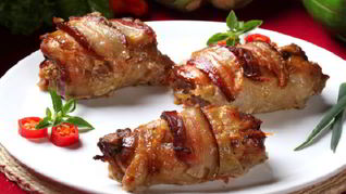 Куриные роллы с черносливом в беконе