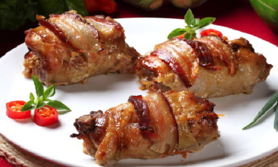 Рецепт куриных роллов с черносливом в беконе